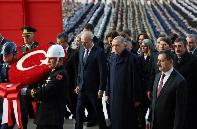 Cumhurbaşkanı Erdoğan ile CHP lideri Özgür Özel'den ilk kare