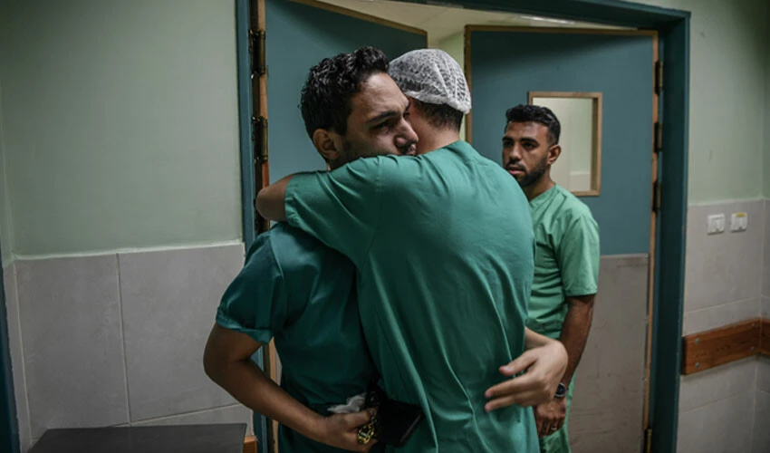 Gazze'de durum felaket... Hastanenin içine toplu mezar kazıp gömecekler