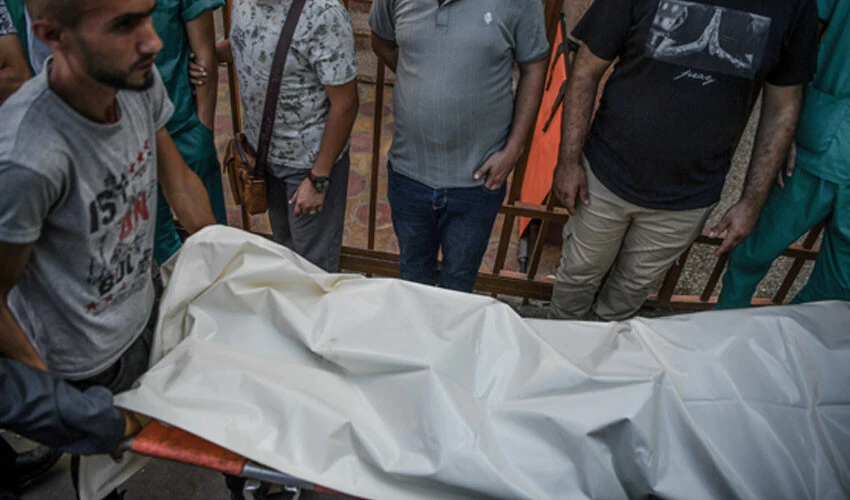 Gazze'de durum felaket... Hastanenin içine toplu mezar kazıp gömecekler