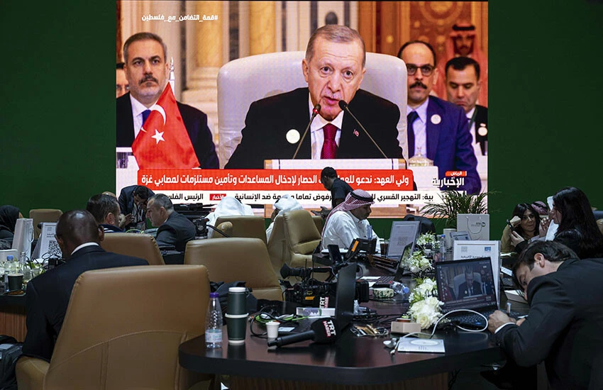 Cumhurbaşkanı Recep Tayyip Erdoğan'ın İslam İşbirliği Teşkilatı (İİT) zirvesindeki konuşması, medya ofisindeki dev ekrandan takip edildi.