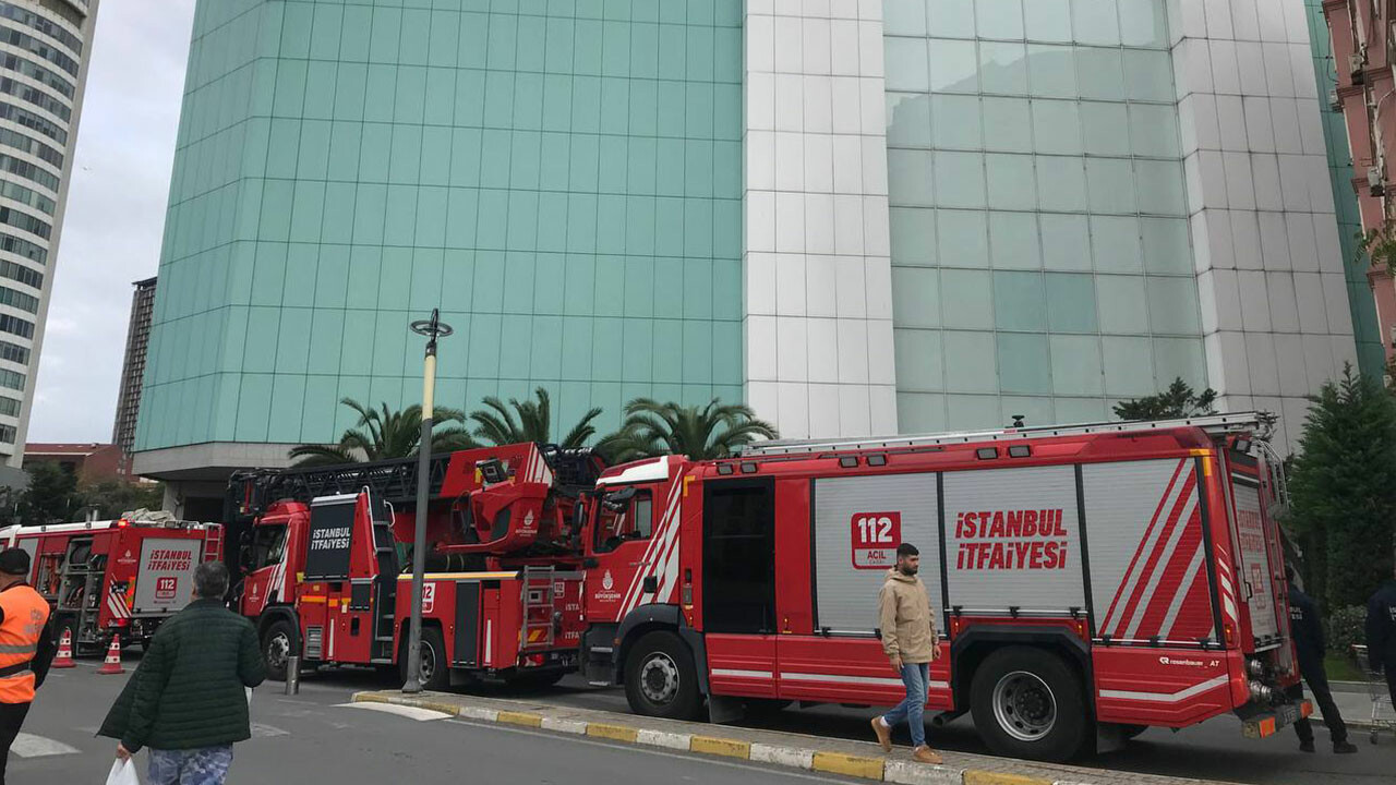 Şişli&#039;deki ünlü AVM&#039;de yangın paniği! Çok sayıda itfaiye sevk edildi