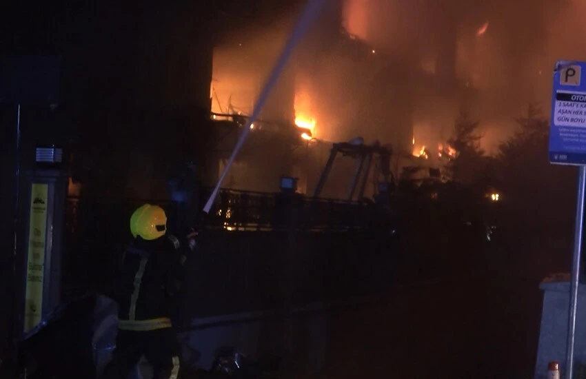 Bursa’da 10 katlı iş merkezinde korkutan yangın