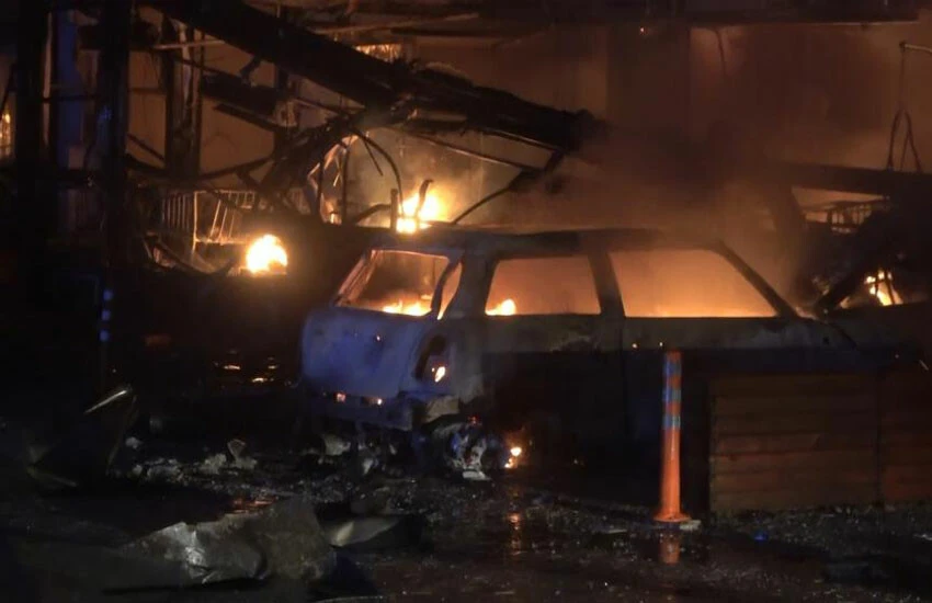 Bursa’da dün gece saatlerinde 10 katlı bir binada çıkan yangın dehşete düşüren görüntülere sahne oldu.