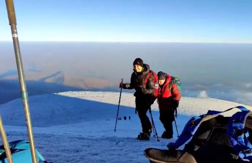 Ağrı Dağı'nda turistler soğuk havaya aldanmadan tırmanışını sürdürdü.