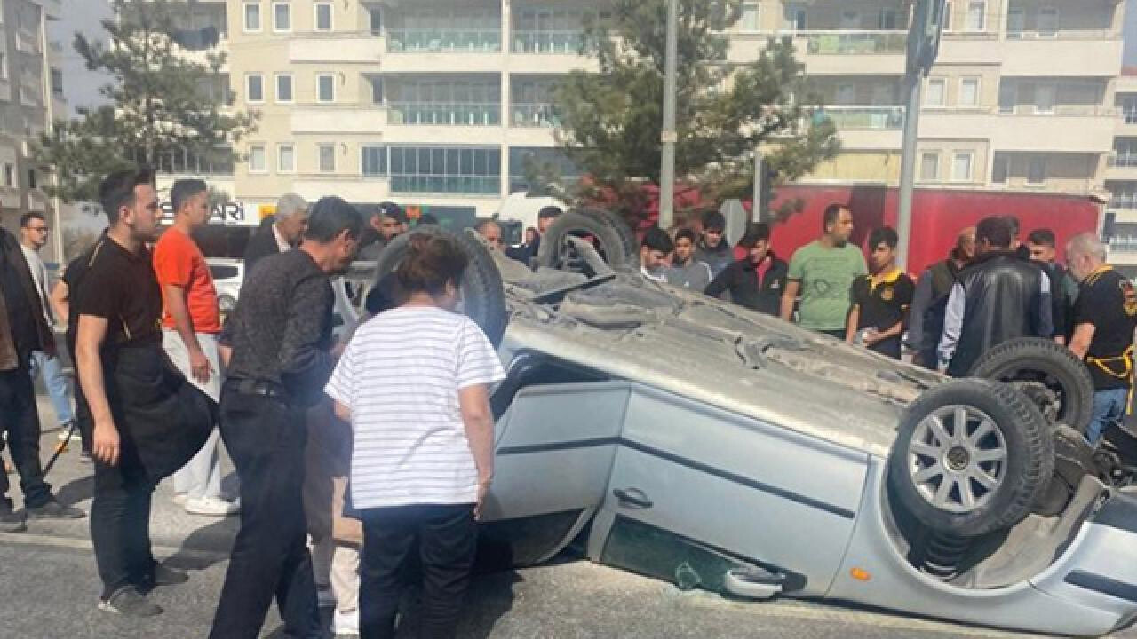 Kamyon kırmızı ışıkta bekleyen otomobile çarptı: 5 yaralı