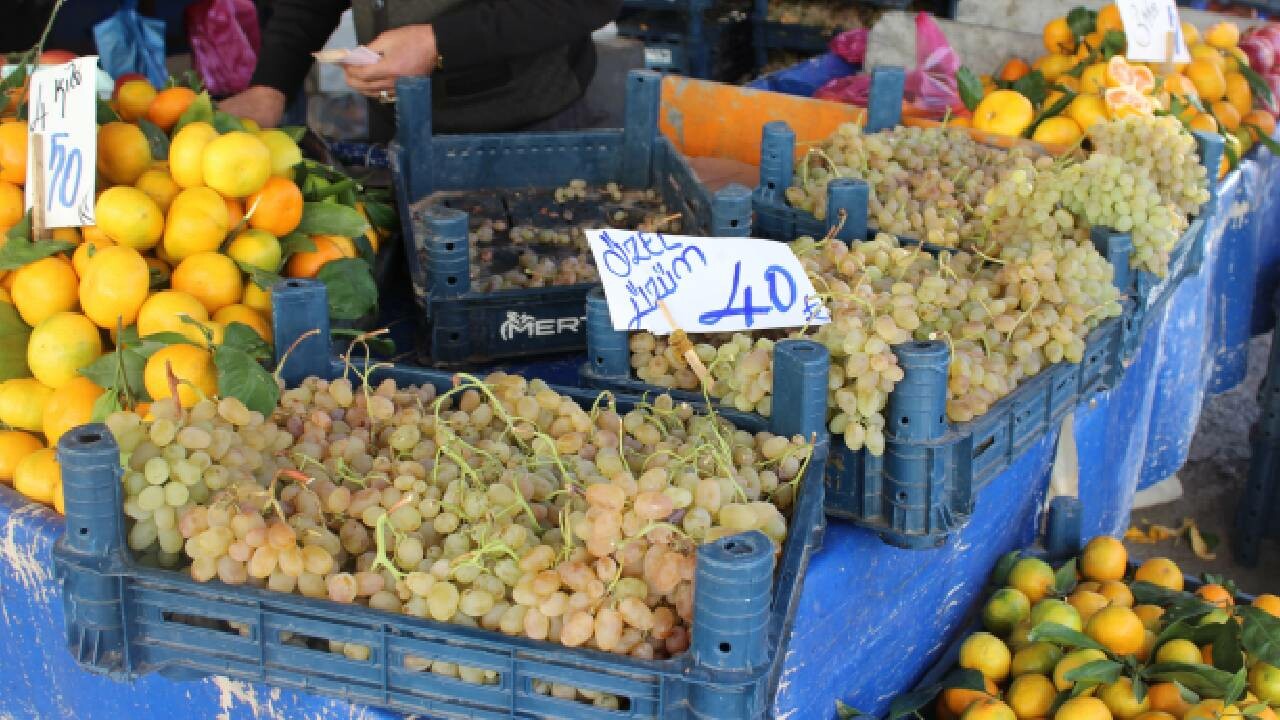 Meyve sebze fiyatları cep yakıyor: Semt pazarının zam şampiyonu üzüm oldu