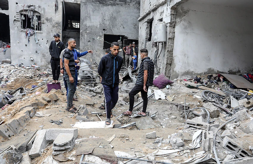 Gazze'de çok sayıda bina bombardıman sonrası yıkıldı.