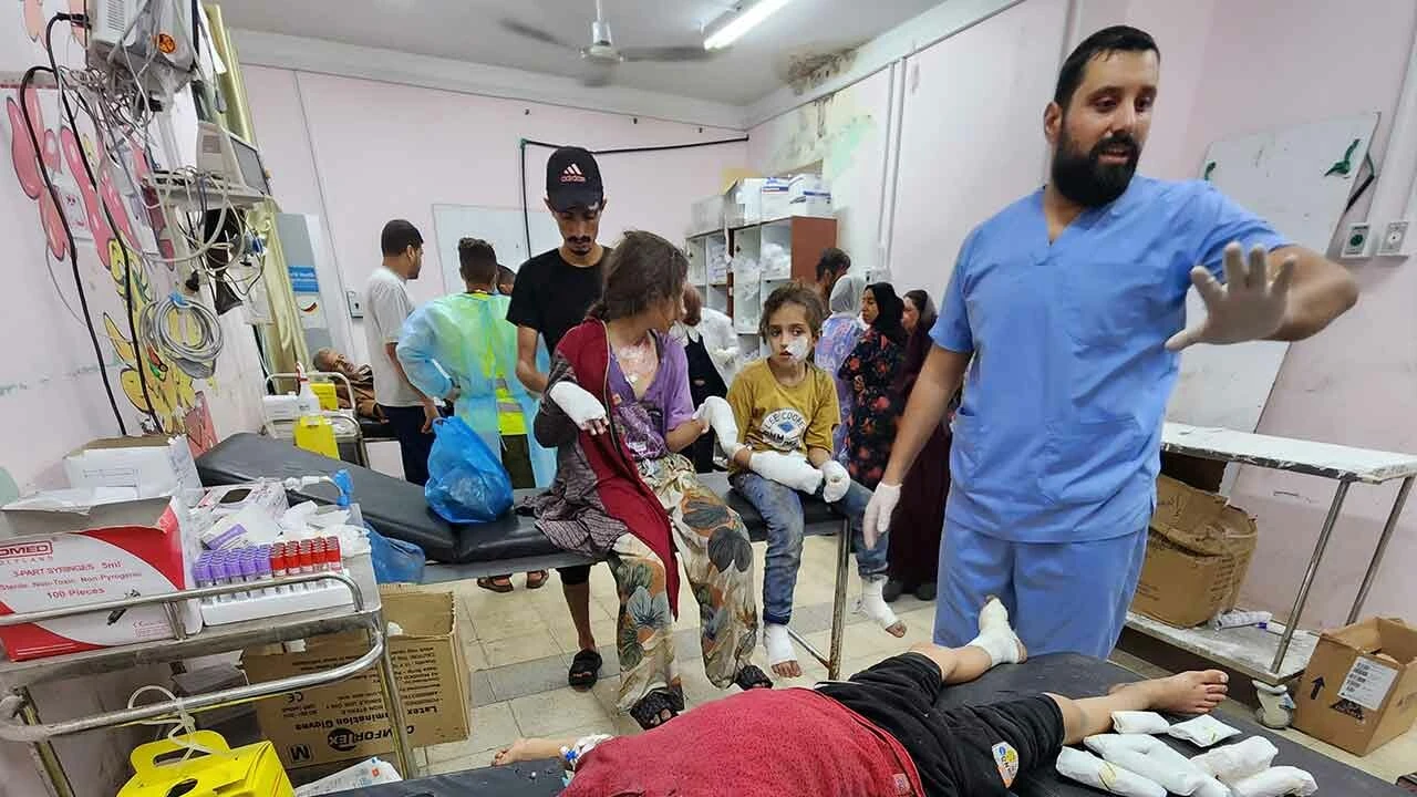 İsrail Şifa Hastanesi'nin etrafını tanklarla kuşattı: Doktorlardan haber alınamıyor