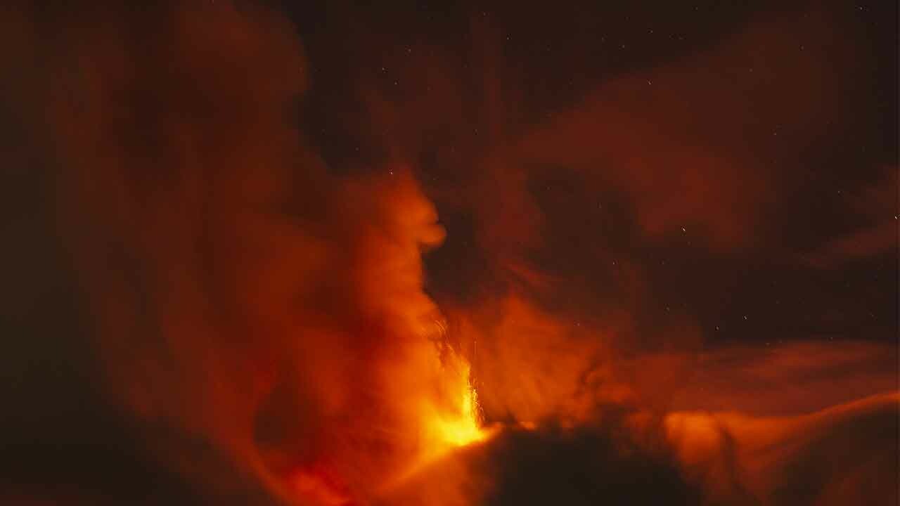 İtalya&#039;da Etna Yanardağı yeniden faaliyete geçti! Kırmızı kodlu uyarı verildi...