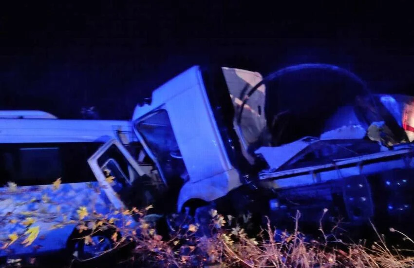 Denizli'de tır, minibüsü ezdi geçti: 1 ölü, 2 yaralı