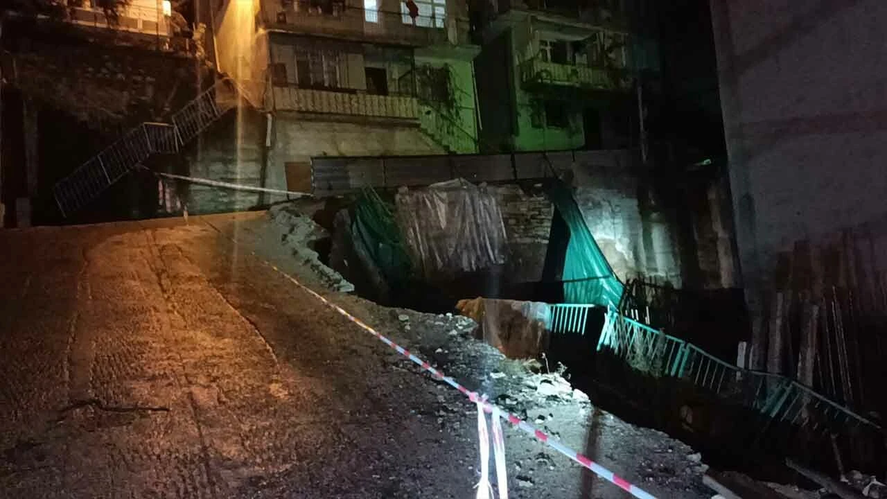 Aynı mahallede peş peşe aynı facia! İstinat duvarı yıkıldı, yol çöktü