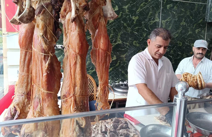 Büryan kebabının lezzeti böyle ortaya çıkıyor: 3 metre derinlikte 750 derecede pişiyor