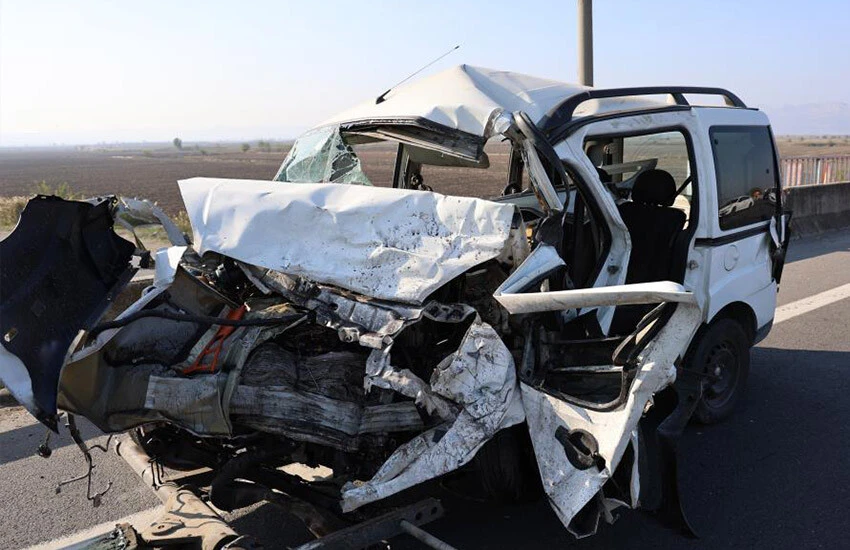 8 kilometre gitti! Ters yön canlarına mal oldu: 3 kişi hayatını kaybetti