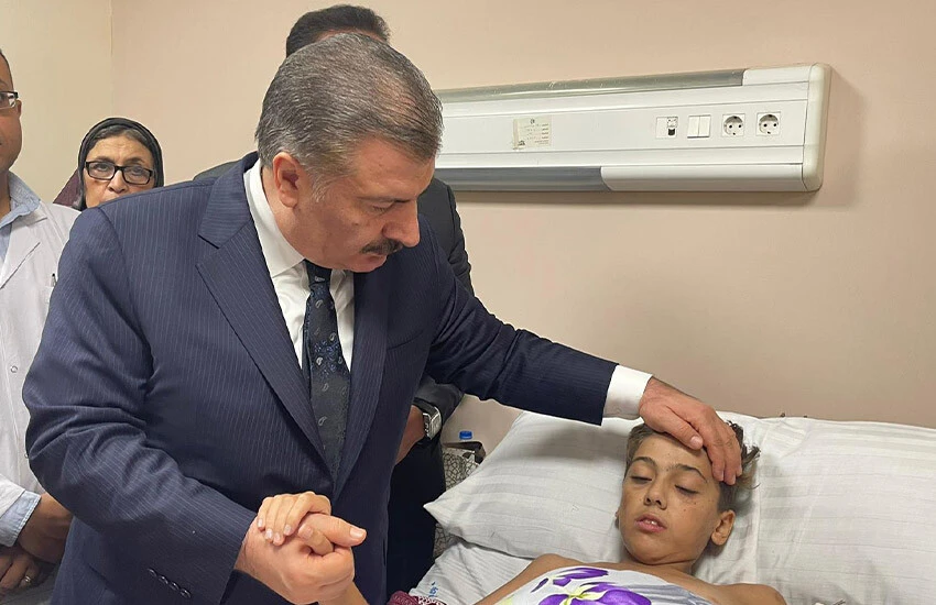 Gazzeli kanser hastaları Türkiye'de: Bakan Koca, 'Bir ilk yaşandı' diyerek duyurdu