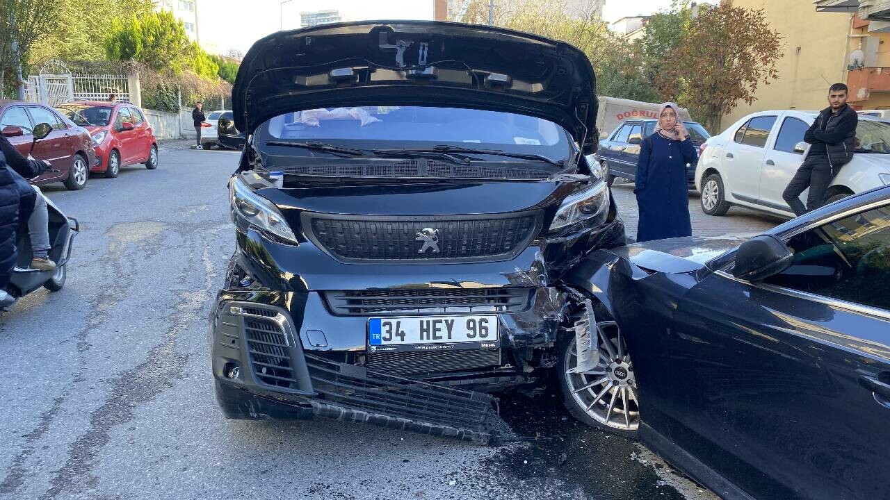 Direksiyon başında bayılan sürücü trafiği birbirine kattı