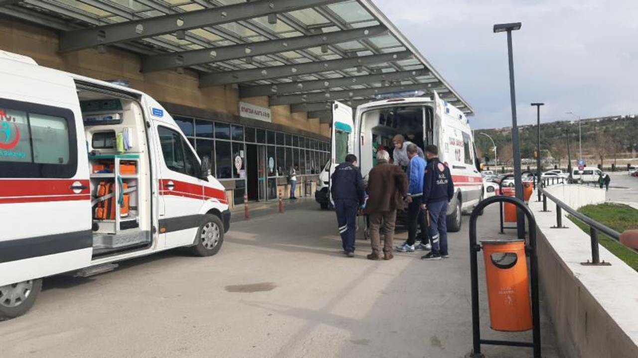 Gaziantep&#039;te can pazarı: Devrilen minibüsteki 18 kişi yaralandı