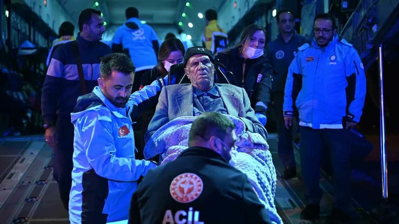 Gazzeli kanser hastaları Türkiye'de: Bakan Koca, 'Bir ilk yaşandı' diyerek duyurdu