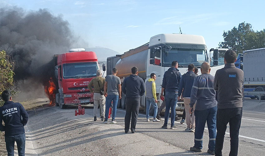 Kamyon alev topuna döndü!  Yangını söndürmeye ne tüp yetti, ne de su tankeri