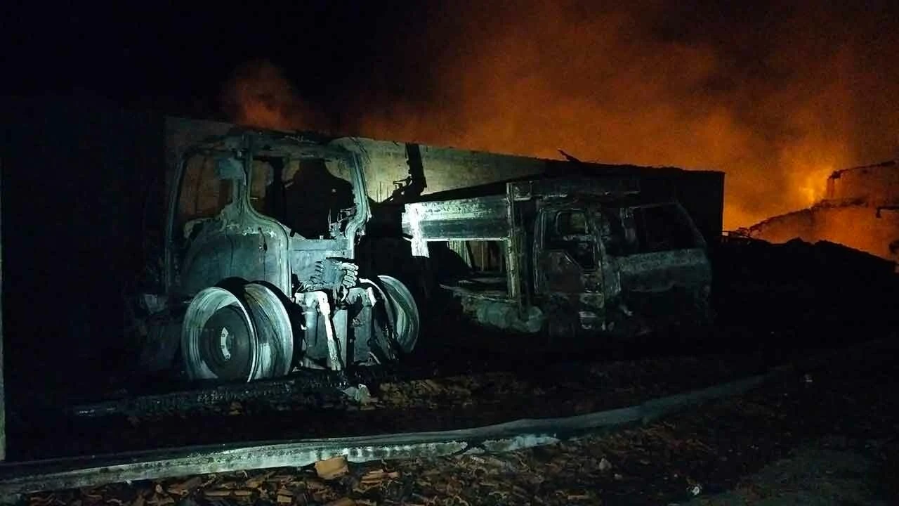 Çorum'da yangın faciası: 4 araç ve binlerce saman balyası kül oldu