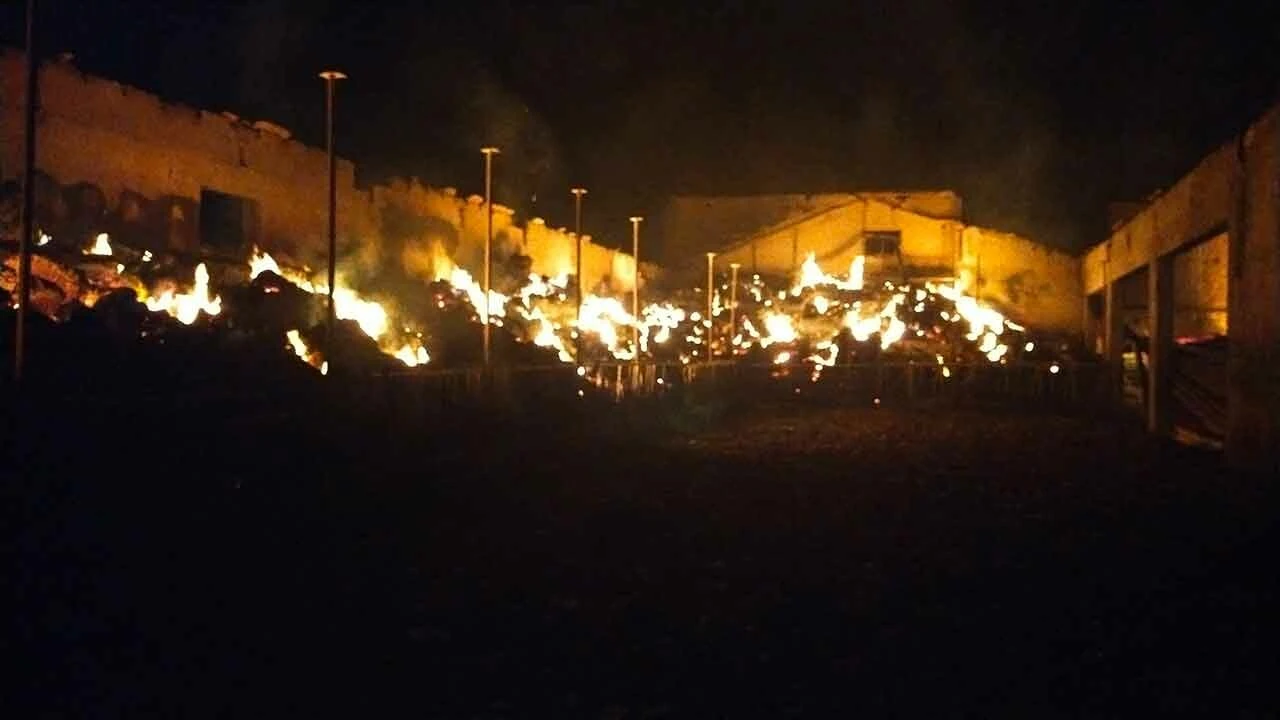 Çorum'da yangın faciası: 4 araç ve binlerce saman balyası kül oldu