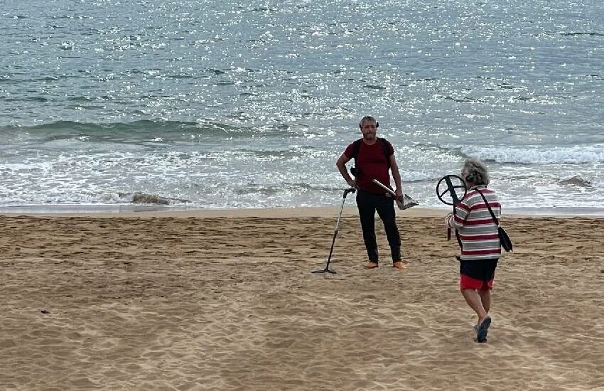 Antalya'da turistlerden boşalan plajlar define avcılarına kaldı