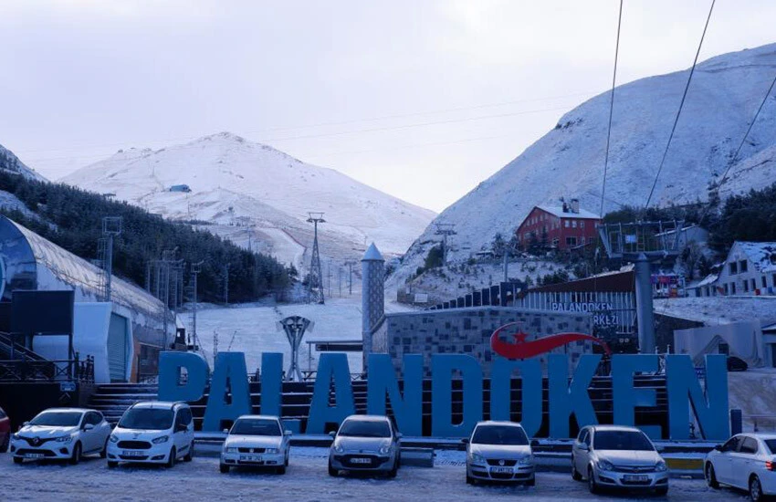 Palandöken’de etkili olan kar yağışı dağı beyaza bürüdü.