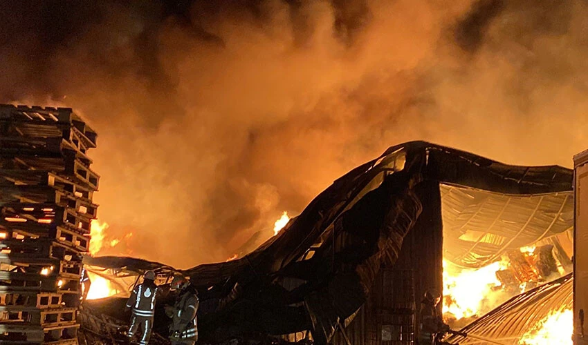 Esenyurt'ta korkutan depo yangını