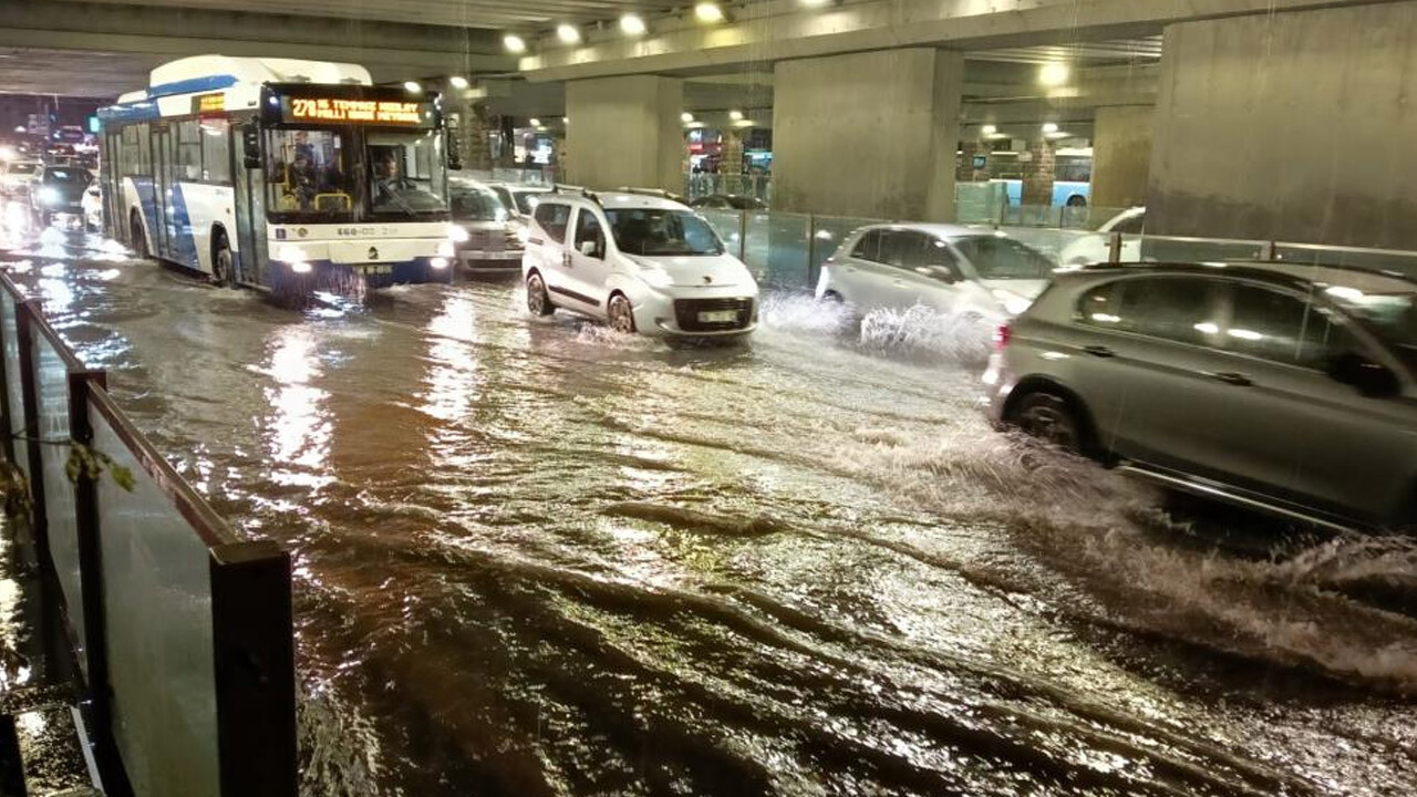 Ankara’da sağanak! Yolları su bastı, vatandaşlar zor anlar yaşadı