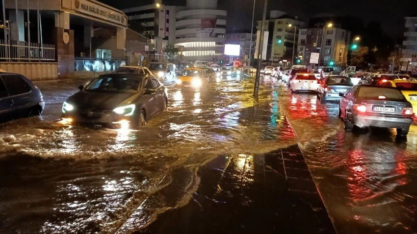 Ankara’da sağanak! Yolları su bastı, vatandaşlar zor anlar yaşadı