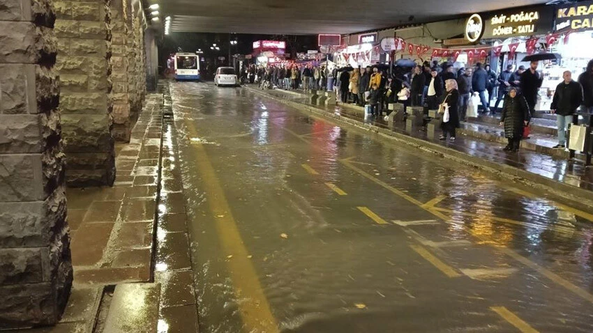 Ankara’da sağanak! Yolları su bastı, vatandaşlar zor anlar yaşadı