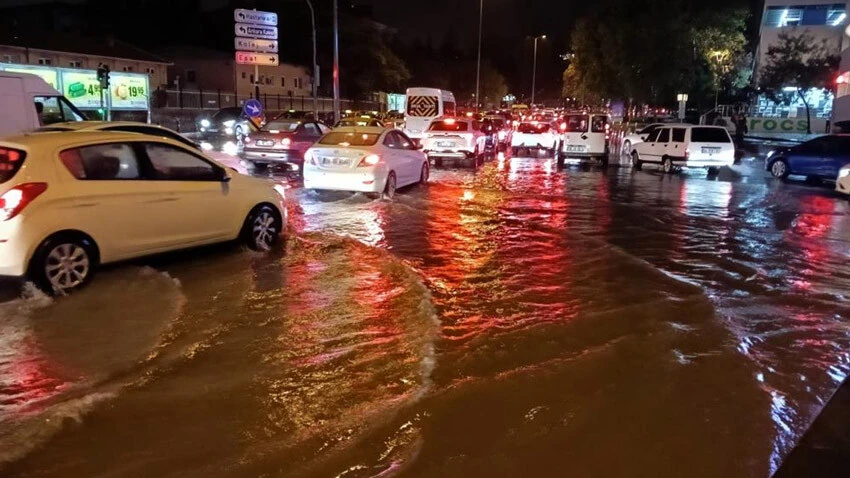 Ankara’da sağanak! Yolları su bastı, vatandaşlar zor anlar yaşadı