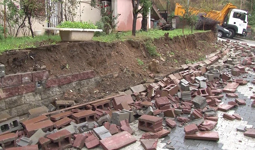 Üsküdar’da bahçe duvarı çöktü