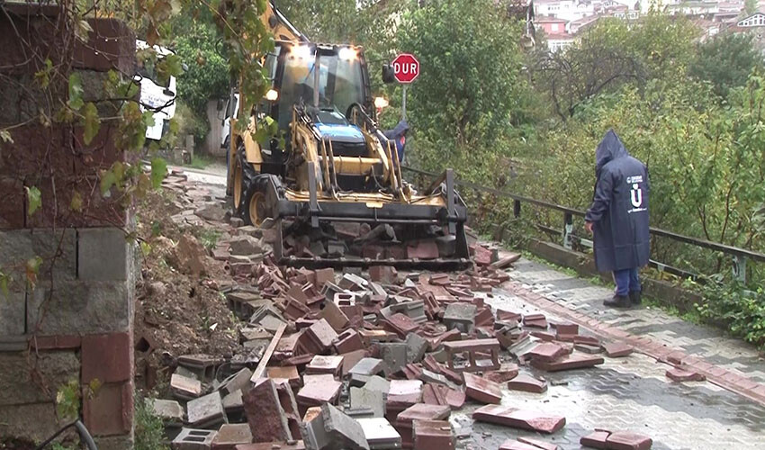 Üsküdar’da bahçe duvarı çöktü