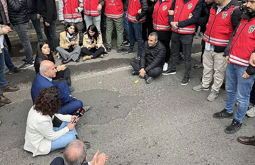 Diyarbakır’da HEDEP'in izinsiz yürüyüşüne polis müdahalesi: 50 gözaltı