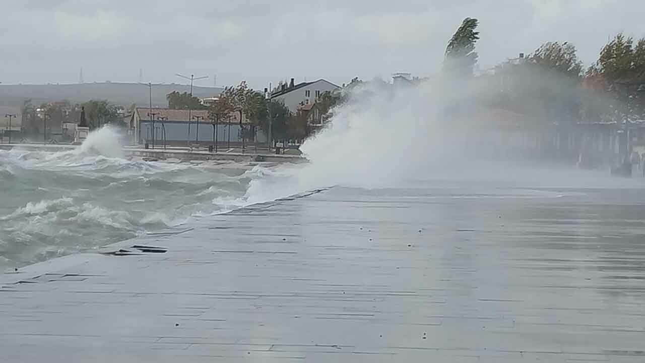 Meteoroloji, AFAD, AKOM peş peşe uyardı... İstanbul dahil 66 ilde fırtına alarmı: 100 kilometre hızla geliyor (18 Kasım hava durumu)