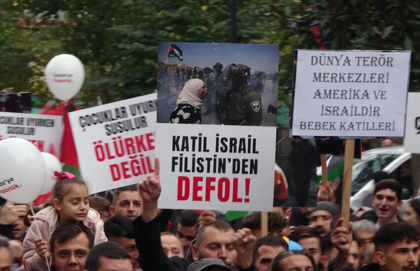 Trabzonsporlu taraftarlardan İsrail'e tepki, <a href=