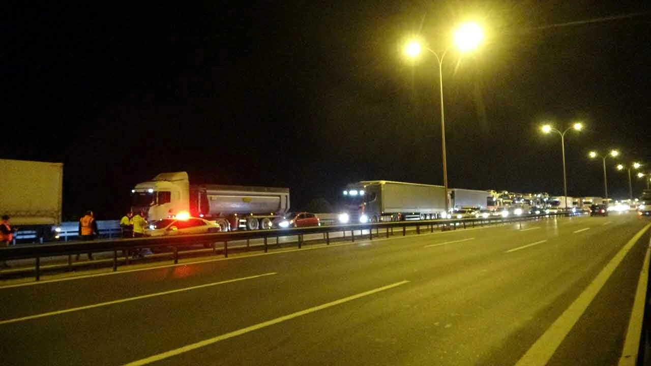 TEM’de feci kaza... 10 kilometre araç kuyruğu oluştu