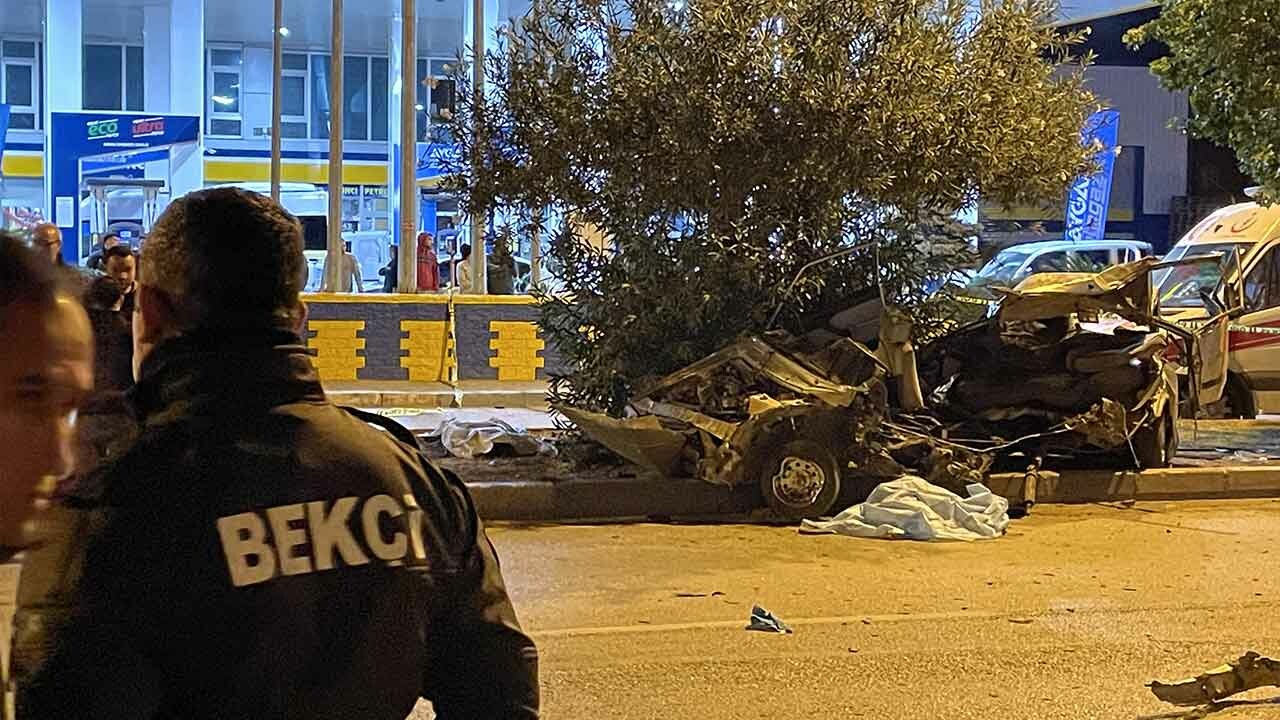 Adana&#039;da feci kaza... Ağaca çarpan otomobil ikiye bölündü: 3 ölü, 2 yaralı