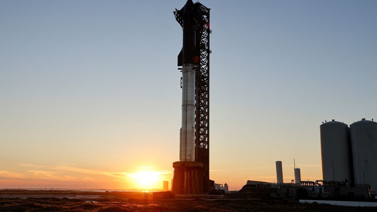 Elon Musk bir kez daha tarihe geçti: Dünyanın en büyük uzay roketi fırlatıldı
