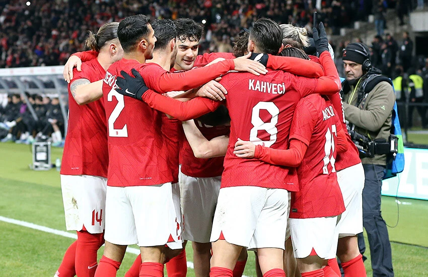 A Milli Takımı tebrik eden Selçuk Bayraktar'dan Almanya'ya gönderme: Hem masada hem sahada