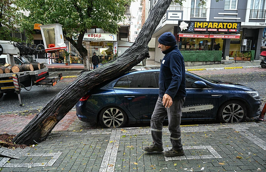 Son dakika... İstanbul sağanak ve fırtınaya teslim: Vali Gül saat vererek uyardı! Bir ilçede okullar tatil
