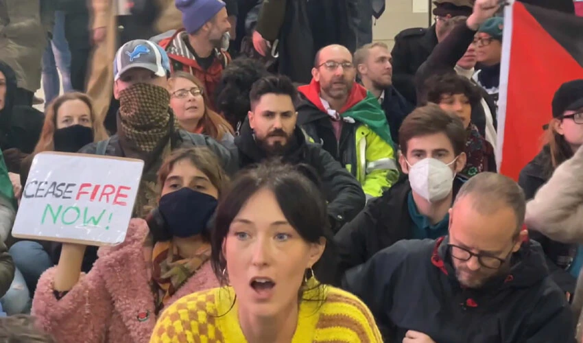 Londra'da Filistin'e destek eyleminde göstericilerle polis arasında arbede: 5 gözaltı