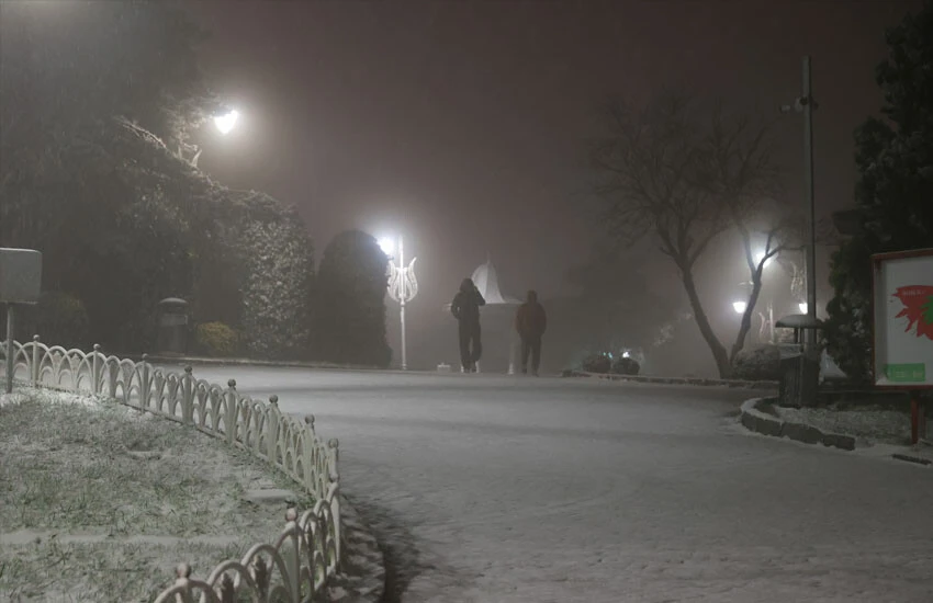 İstanbul'a mevsimin ilk karı düştü! Yollar, parklar beyaza büründü
