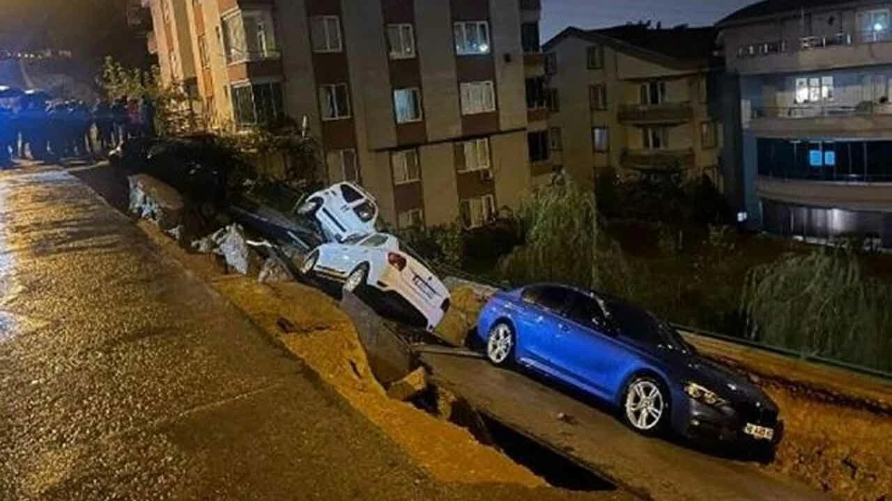 İstinat duvarı fazla yağışa dayanamadı, çöktü: 4 araç hasar gördü