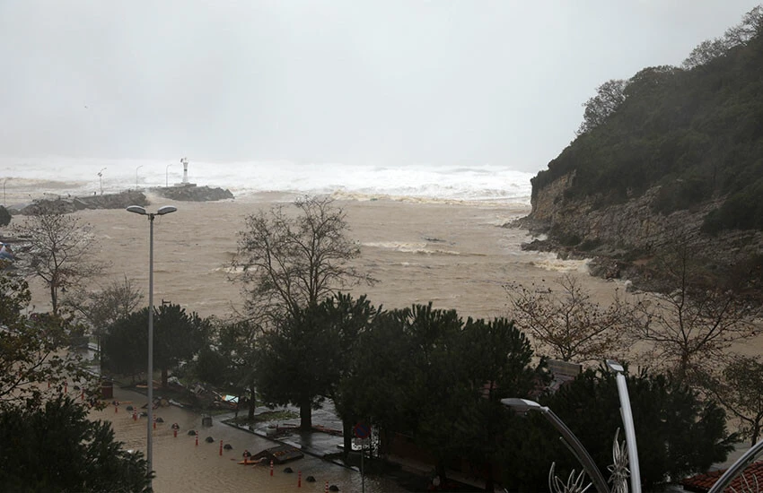 Son dakika... İstanbul sağanak ve fırtınaya teslim: Vali Gül saat vererek uyardı! Bir ilçede okullar tatil
