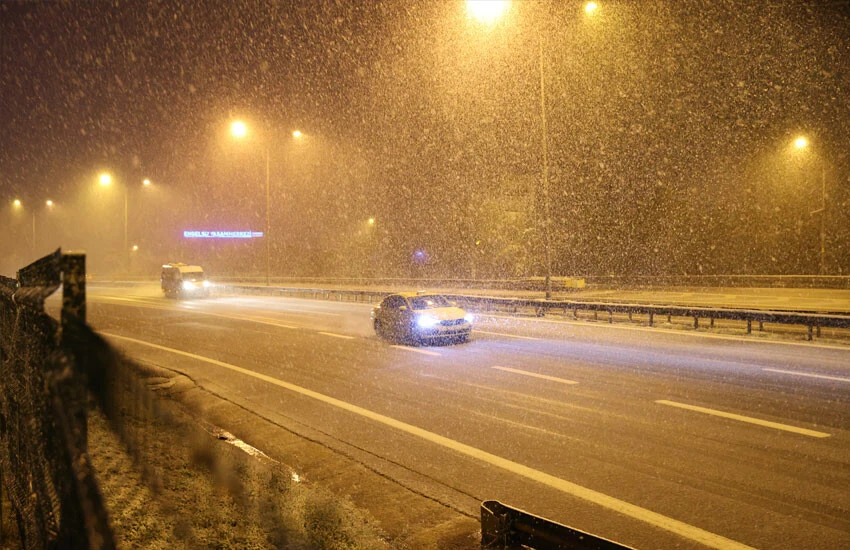 İstanbul'a mevsimin ilk karı düştü! Yollar, parklar beyaza büründü