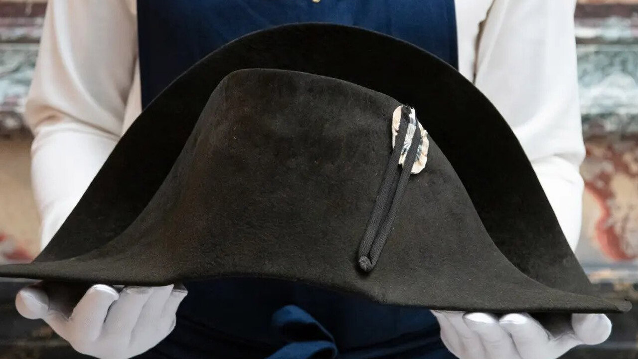 1769-1821 arasında kullandı! Napoleon&#039;un ünlü şapkasına biçilen fiyat dudak uçuklattı