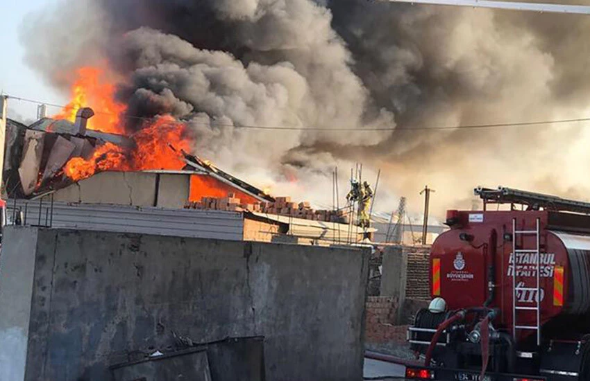 Arnavutköy'de 3 katlı terlik fabrikasında yangın