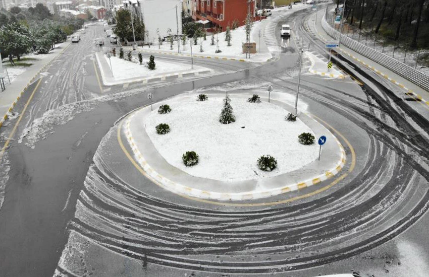 İstanbul'a 7 yıl sonra kar sürprizi: 2016’dan bu yana ilk kez görüldü!