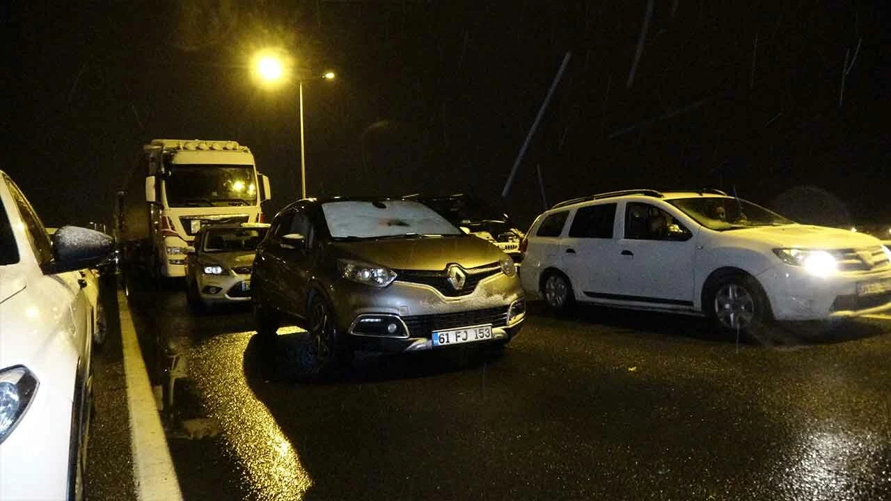 Kar nedeniyle D-100'de mahsur kaldılar: Açlıktan öleceğiz, donduk